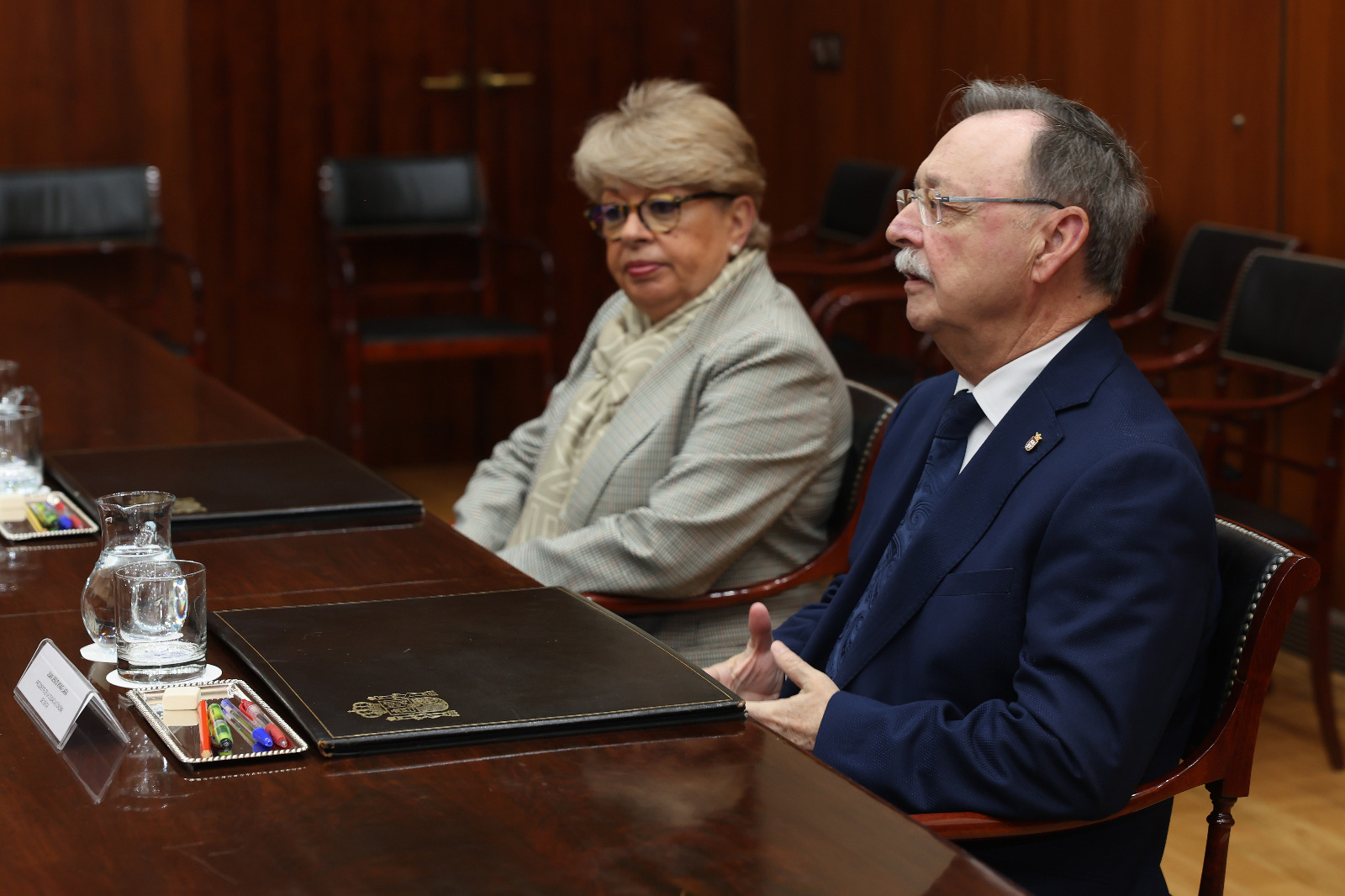 reunion-ministra-defensa-margarita-robles-juan-vivas-4