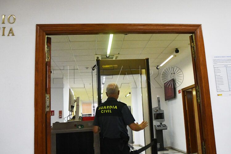 destrozo-maquina-salon-juegos-paga