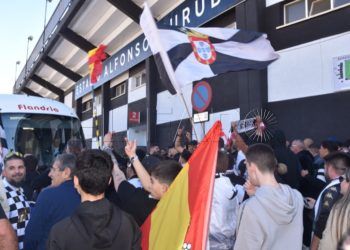increible-recibimiento-aficion-ceuta-jugadores-007