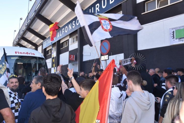 increible-recibimiento-aficion-ceuta-jugadores-007