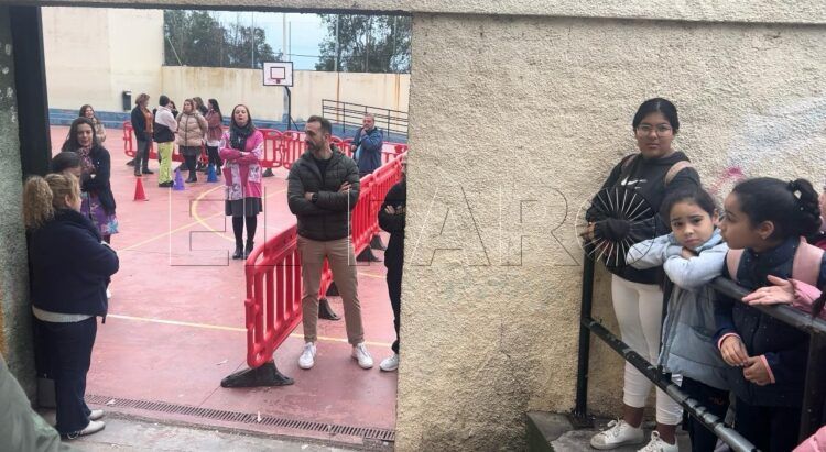 quejas-puerta-colegio-reina-sofia-exigir-conserje-1