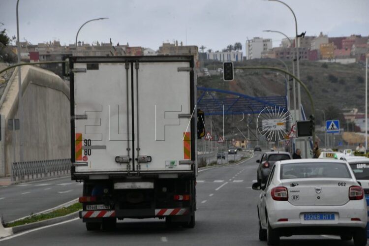 vehiculo-pescado-cruza-marruecos-aduana-comercial-023