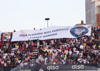 aficionados-ad-ceuta-buscan-pancarta-luhay-hamido