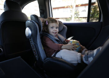 efecto-submarino-grave-riesgo-ninos-lleven-abrigo-puesto-coche