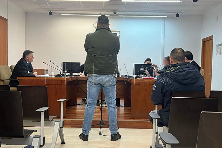 empleado-agencia-condenado-dinero-billetes-barco