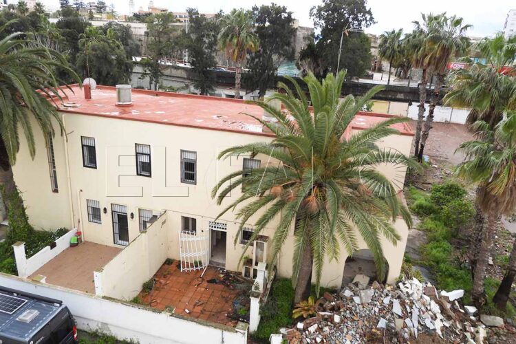 odisea-derribar-ultimo-chale-ubicado-puerto-portada