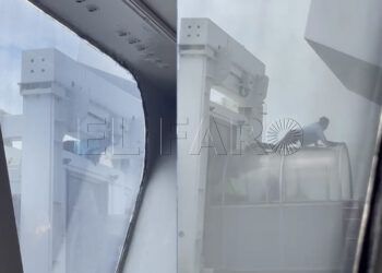 policia-intercepta-joven-encaramado-pasarela-barco