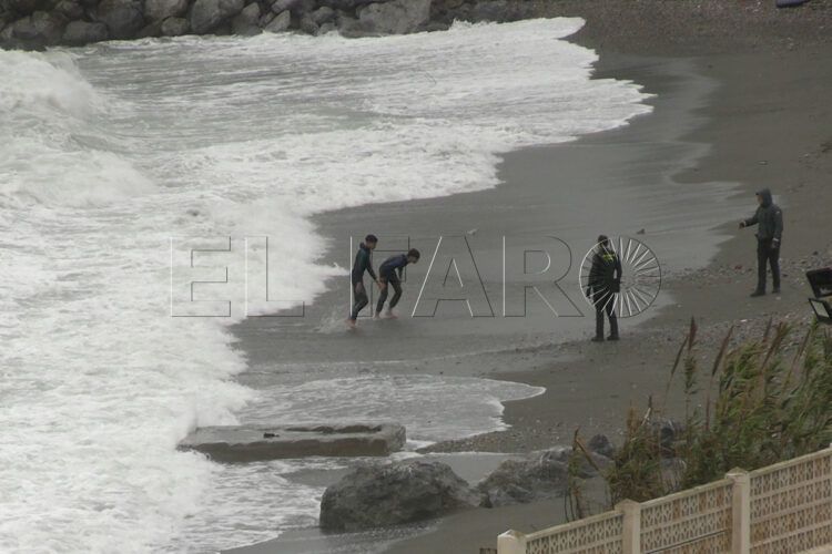 inmigrantes-se-arrojan-mar-cruzar-marruecos-ceuta-003