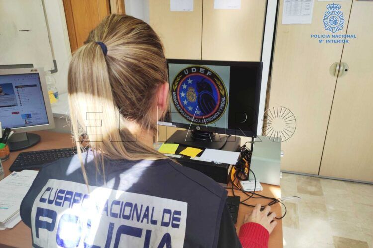 policia-nacional-espalda-ordenador