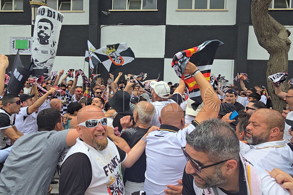 calido-recibimiento-hinchas-ad-ceuta-futbol-002