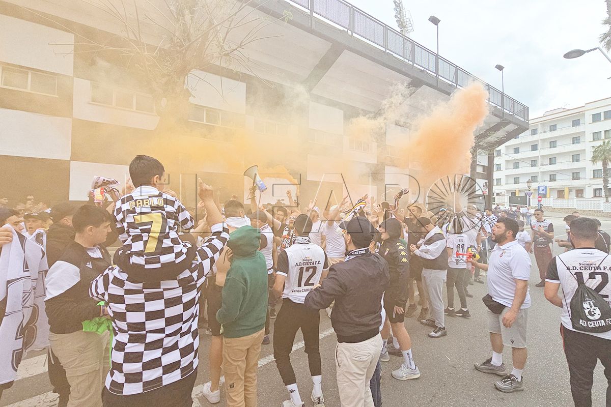 calido-recibimiento-hinchas-ad-ceuta-futbol-008-principal