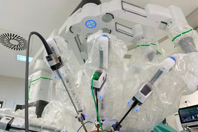 dos-primeras-intervenciones-quirurgicas-huce-robot-da-vinci-2