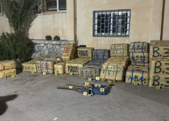narcos-se-enfrentan-cuchillos-policia-no-perder-droga