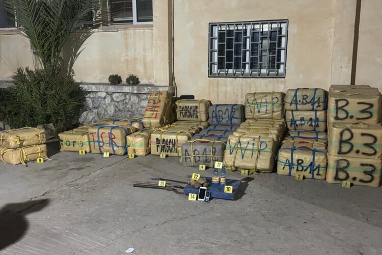 narcos-se-enfrentan-cuchillos-policia-no-perder-droga