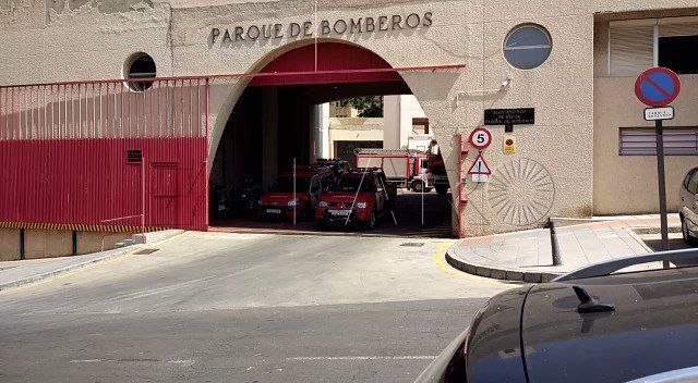 dos-pick-up-parque-movil-vehiculo-autoescala-bomberos