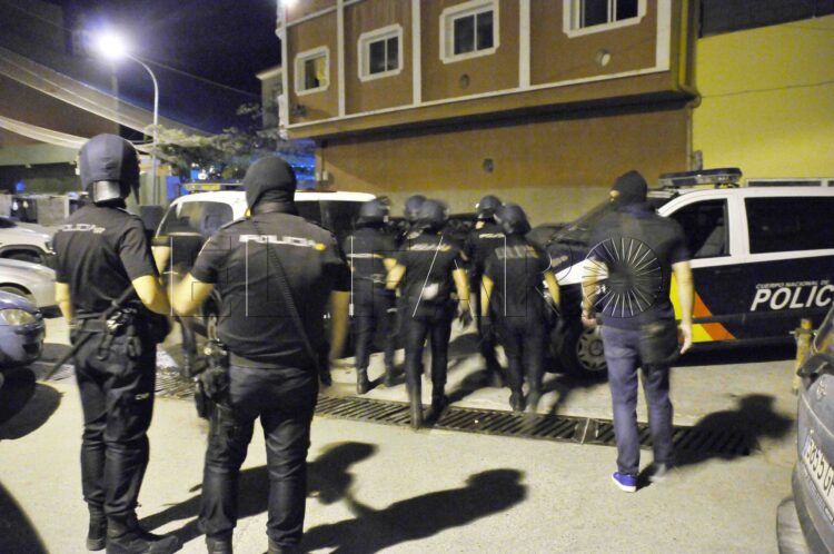 policia-investiga-hallazgo-armas-vivienda