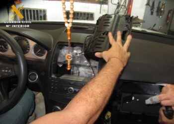 guardia-civil-hachís-detenido-ferry-puerto-010