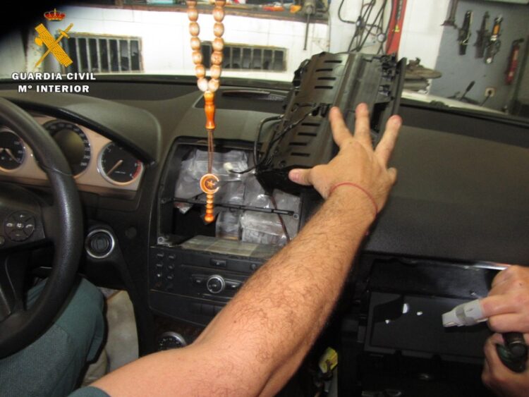 guardia-civil-hachís-detenido-ferry-puerto-010