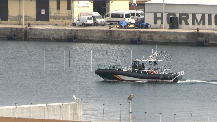 guardia-civil-localiza-restos-cadaver-mar-005