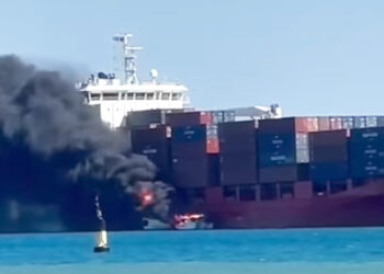 incendio-barco-servicio-algeciras-rescatados