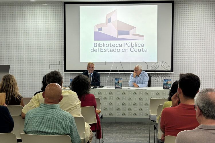 juan-alfonso-diaz-conejo-presenta-primera-novela-justo-lado-003