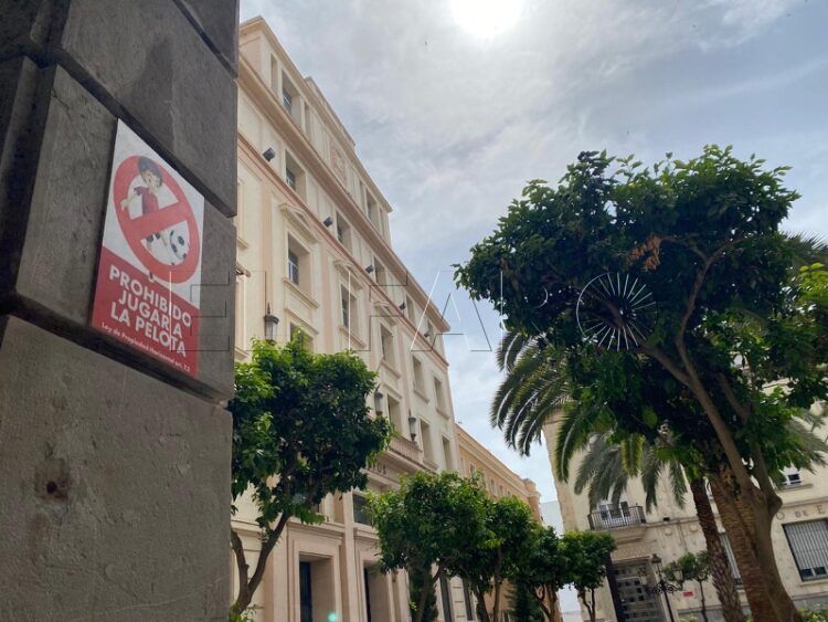 piden-quitar-carteles-prohibido-jugar-pelota-calle-001
