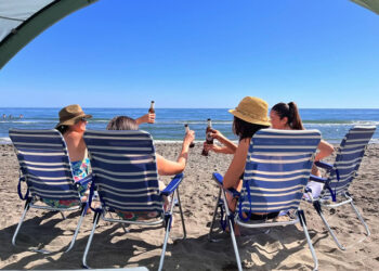 truco-enfriar-cerveza-rapido-playa-verano