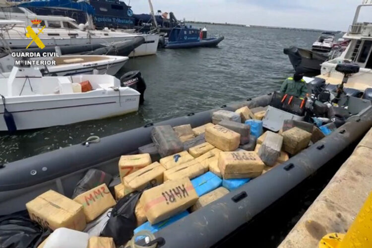 accion-benemerita-detenidos-toneladas-hachis-litros-combustible-005