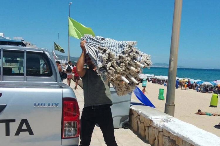 caza-sombrilla-marruecos-despliega-playas