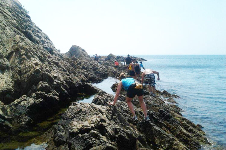 club-manada-recorrido-agua-roca