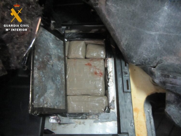 guardia-civil-detiene-pareja-coche-cargado-hachis