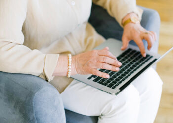 persona-mayor-ordenador-tecnologia