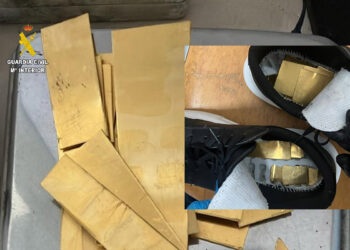 pillan-cruzando-marruecos-lamina-oro-zapatillas