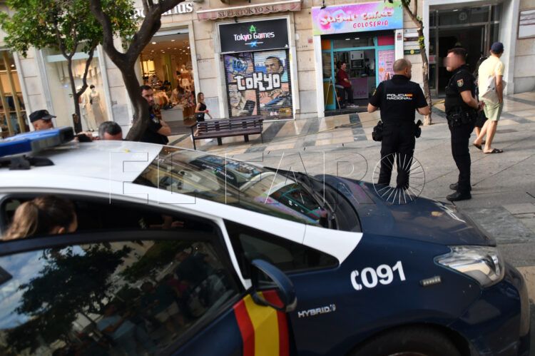 policia-nacional-coche-paseo-revellin