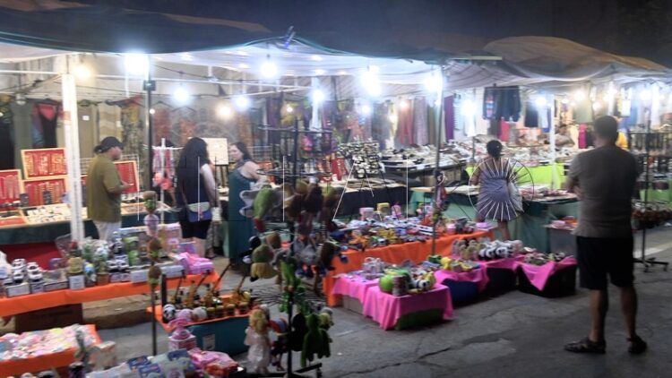 que-puede-comprar-puestos-hippies-feria-ceuta-2025-014