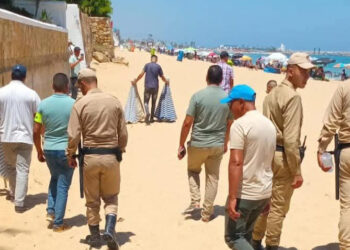 sombrilla-imposicion-playa-marruecos-actua-17