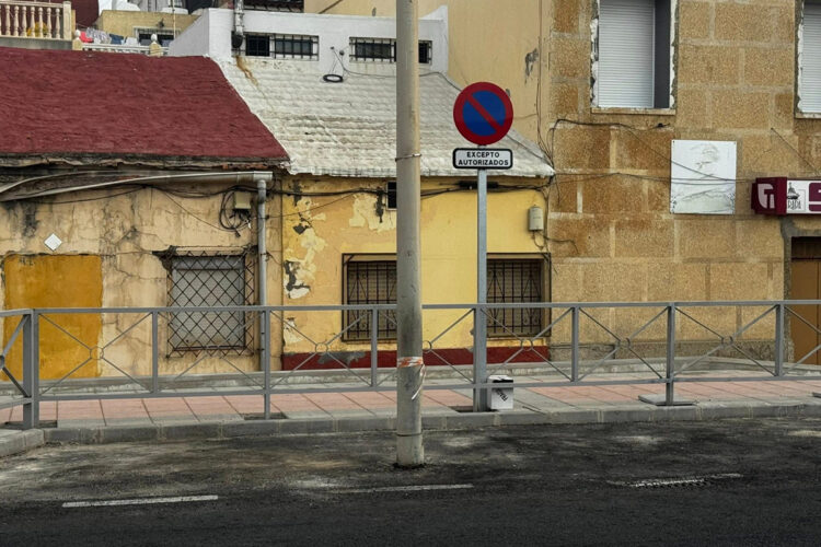 vallas-oxidadas-aparcamientos-inutilizables-asi-esta-paseo-almadraba-001