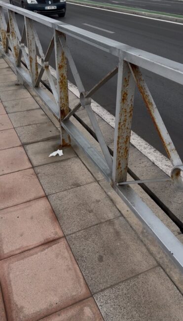 vallas-oxidadas-aparcamientos-inutilizables-asi-esta-paseo-almadraba-003