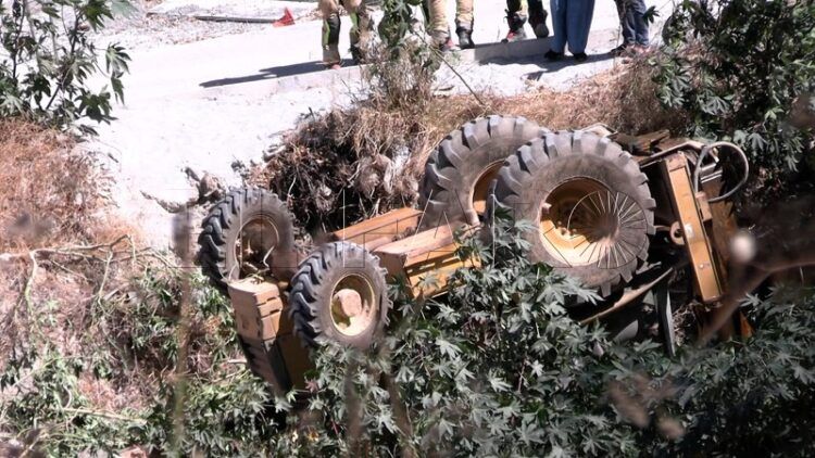 FOTOS-herido-volcar-retroexcavadora-obra-005