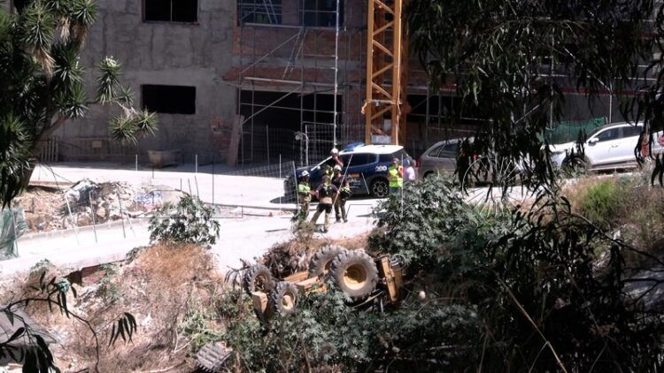 FOTOS-herido-volcar-retroexcavadora-obra-011