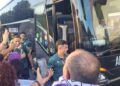 Fotos-aficion-recibe-bus-ceuta-valladolid