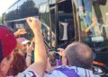 Fotos-aficion-recibe-bus-ceuta-valladolid