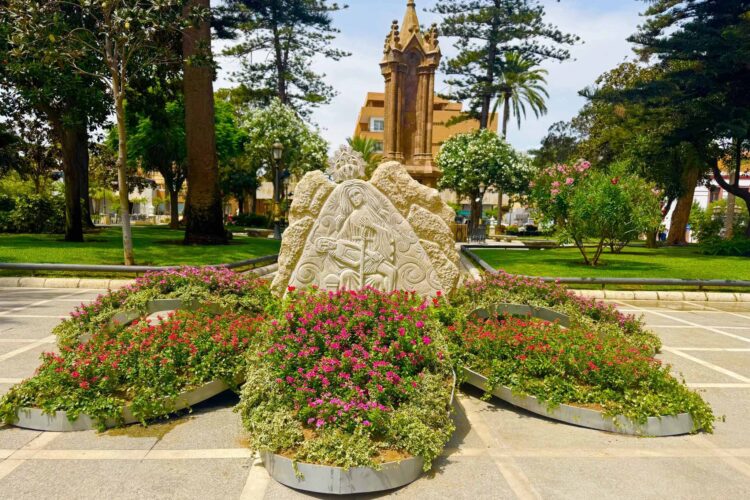 altar-piedra-flores-ceuta-embellece-plaza-africa-honor-patrona