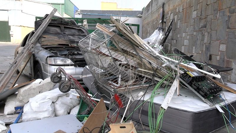 aquel-floreciente-poligono-tarajal-sobrevive-rodeado-basura