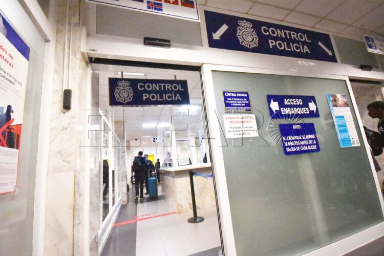 control-policia-nacional-puerto-pasajeros-modulos-acristalados