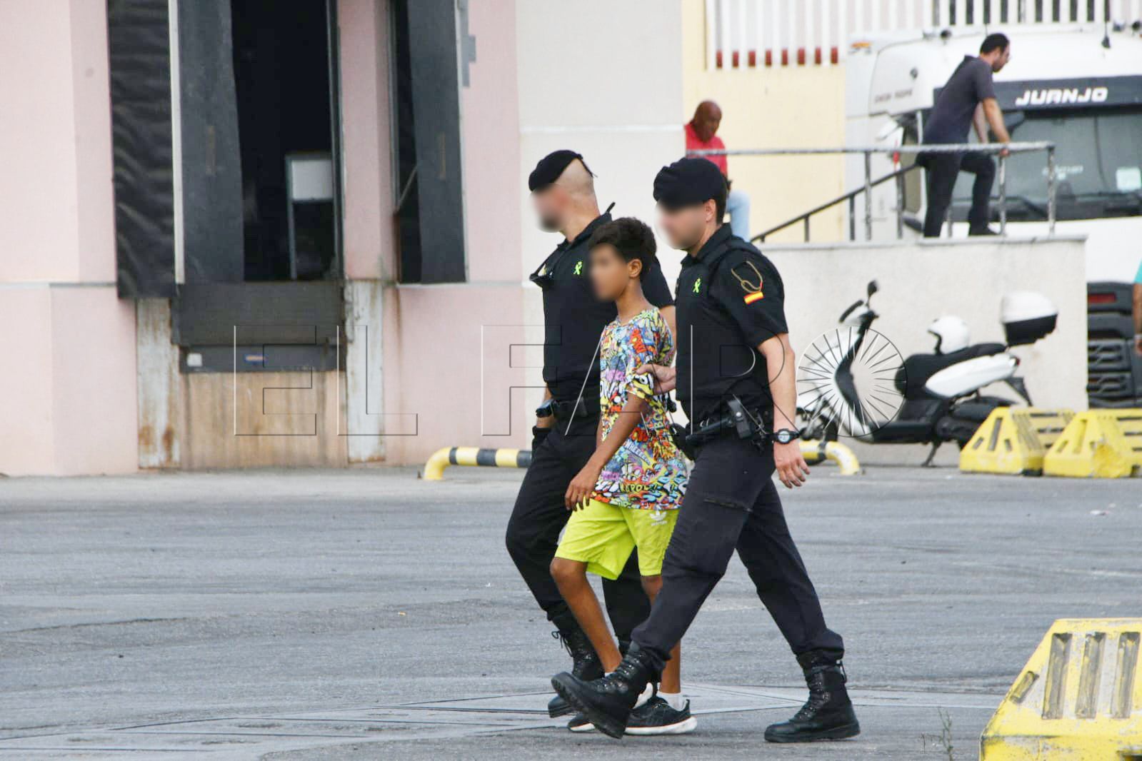 corta-fuga-menor-inmigrante-interceptado-guardia-civil-puerto-operacion-feriante-2025-2