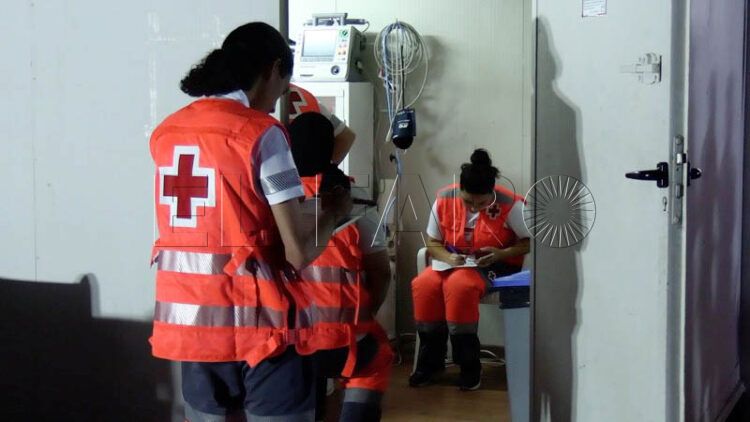 cruz-roja-atiende-personas-durante-feria-ceuta-2025-011-play