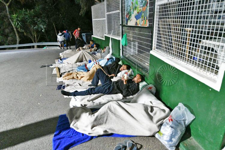 inmigrantes-durmiendo-fuera-ceti-30-agosto-2025-12