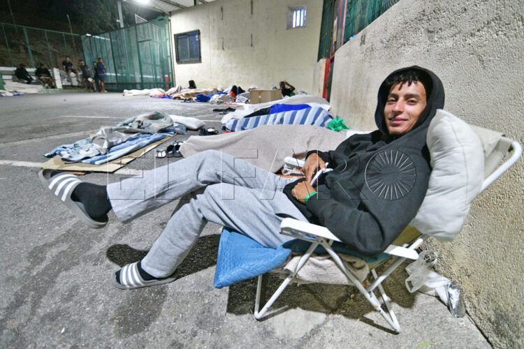 inmigrantes-durmiendo-fuera-ceti-30-agosto-2025-8