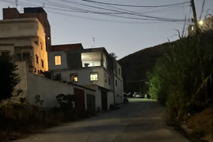 linterna-movil-alumbran-paso-vecinos-arcos-quebrados